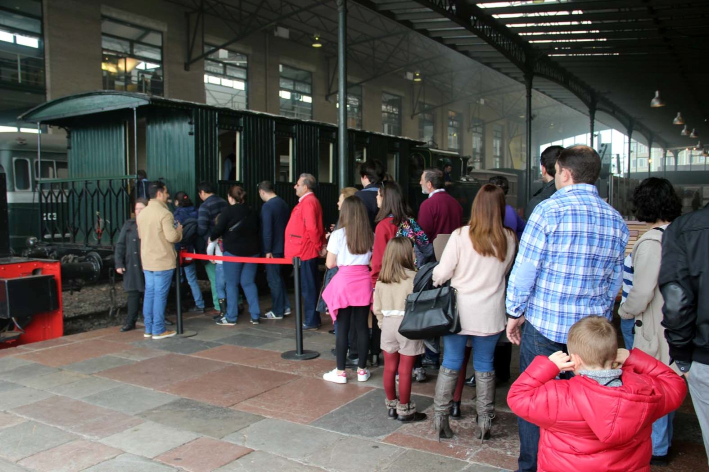 Personas subiendo al tren del Museo del Ferrocarril