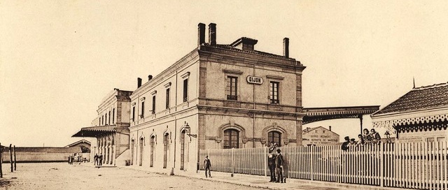 estaciónantigua del ferrocarril en blanco y negro