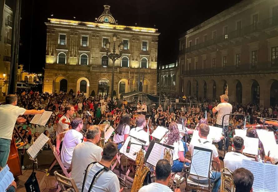 V Festival y Escuela de Música de Gijón FESMUG. Concierto Extraordinario BandaManía Eurovisión: Europa Canta en Familia“