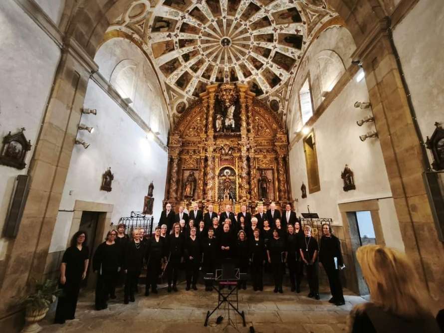 grupo de gente formando un coro en una iglesia