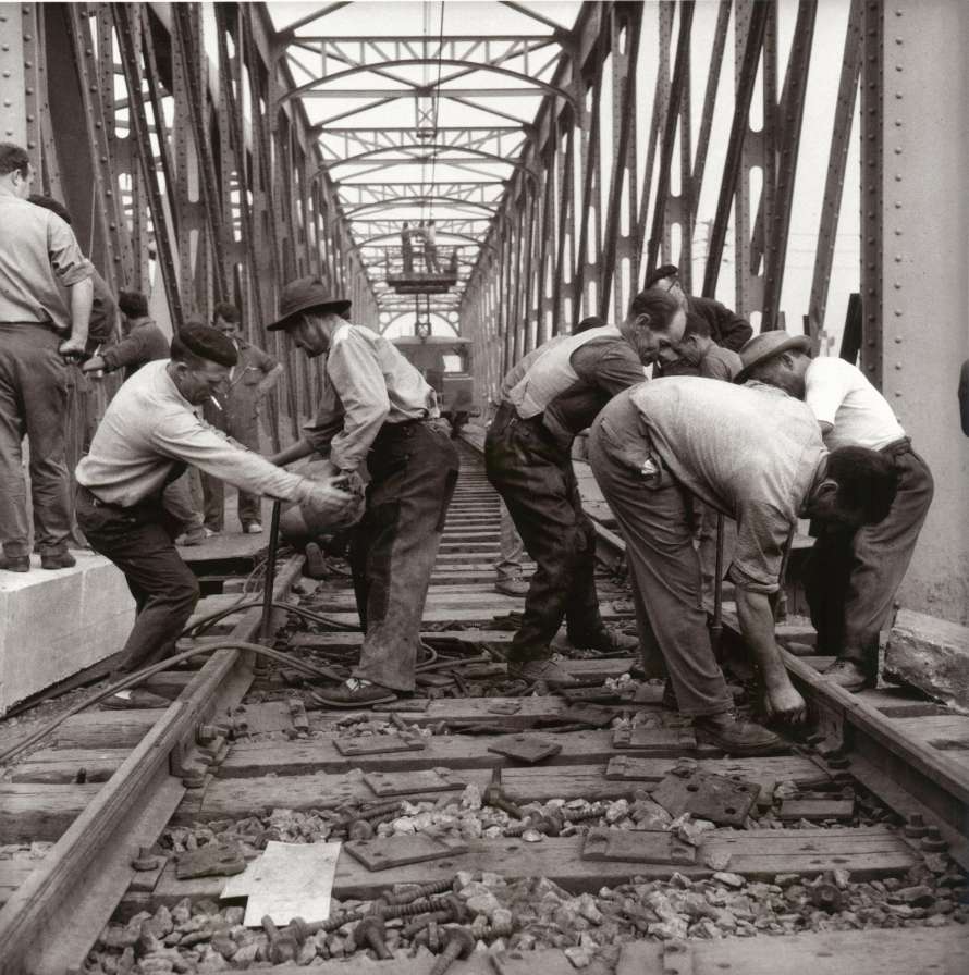 Contruyendo un puente para Duro Felguera, Langreo 1963