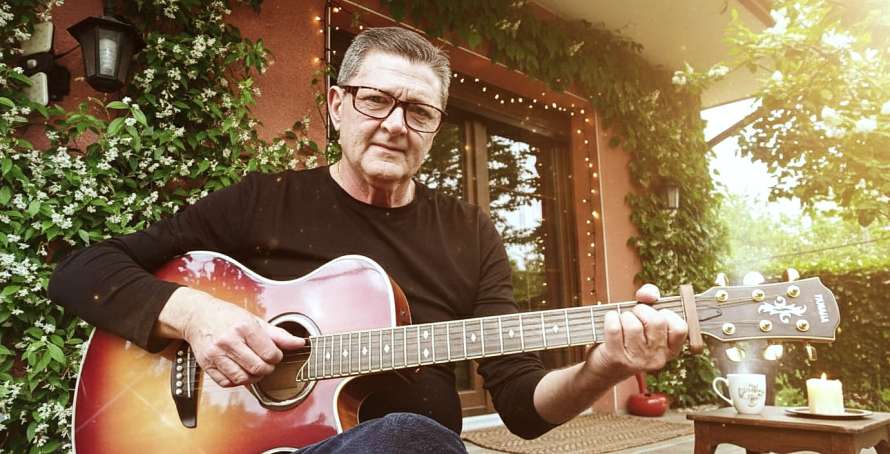 Arte en la Calle. Begoña. LUIS BELLO (Blues, Country. Cantautor)